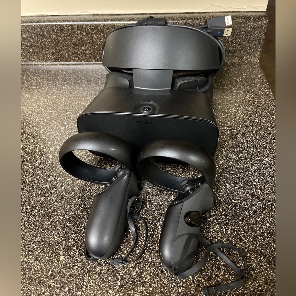 Oculus Rift S PC Powered VR Gaming Headset without box (CP1002961).